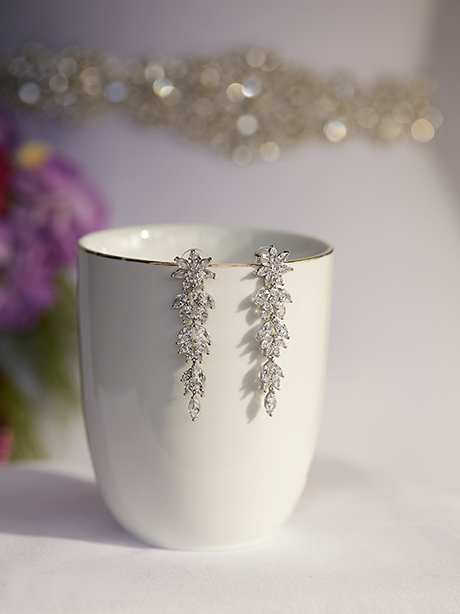 Beautiful wedding earrings romance style