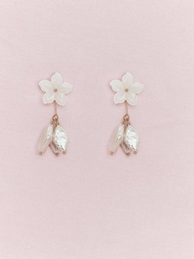 Pearl wedding earrings flower design