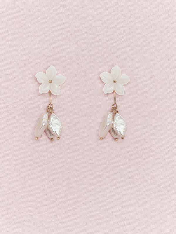 Amazon.com: Kate Spade New York Fresh Squeeze Pearl Flower Studs Earrings  Cream/Gold One Size: Clothing, Shoes & Jewelry