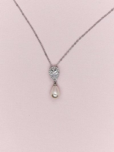 Pearl pendant necklace with crystal