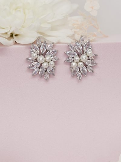 Stud earrings with pearls and diamonte