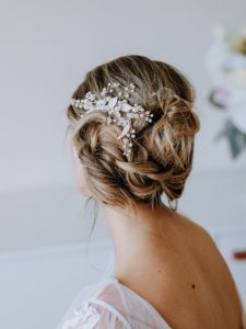 Vintage style hair comb with pearls