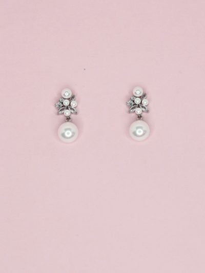 Delicate pearl drop earrings for relaxed wedding theme.
