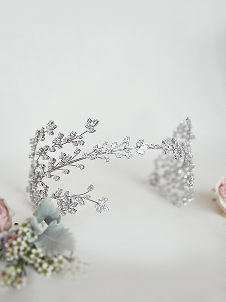 Pretty hairpiece wedding jewellery