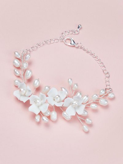 Pearl bracelet for bride to wear