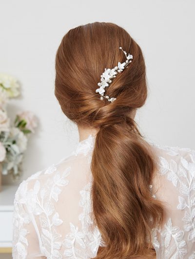 Long bridal comb in ivory colour surrounded by pearls.