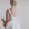 Elegant bridal veils with pearls.
