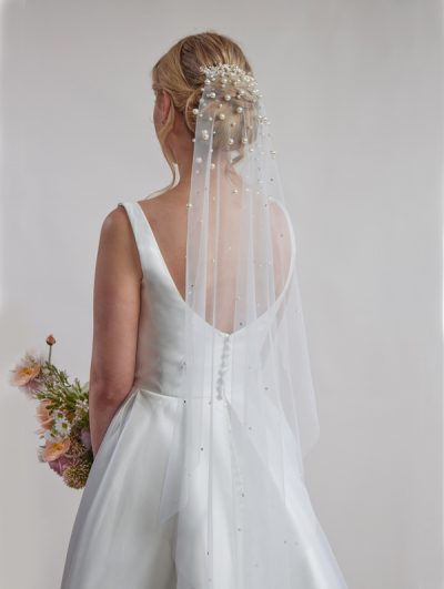Elegant bridal veils with pearls.